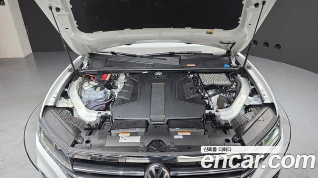 Volkswagen Touareg 2020 — ფოტო 6/20