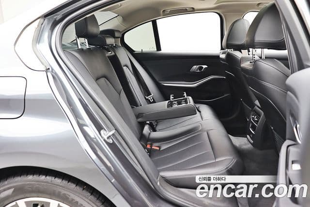 BMW 3 Series 2021 — ფოტო 17/20