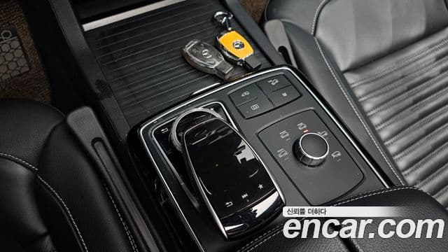 Mercedes-Benz GLE-Class 2018 — Şəkil 17/20