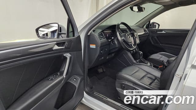 Volkswagen Tiguan 2018 — Şəkil 10/20