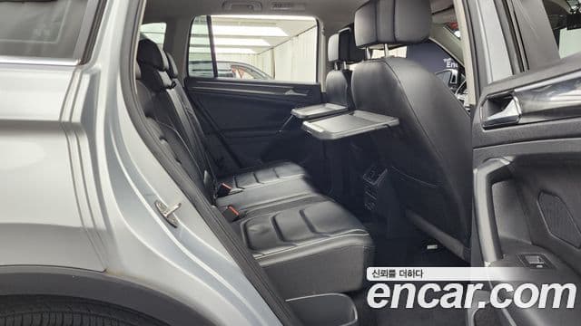 Volkswagen Tiguan 2018 — Şəkil 12/20