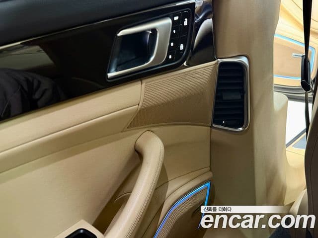 Porsche Panamera 2021 — ფოტო 18/20