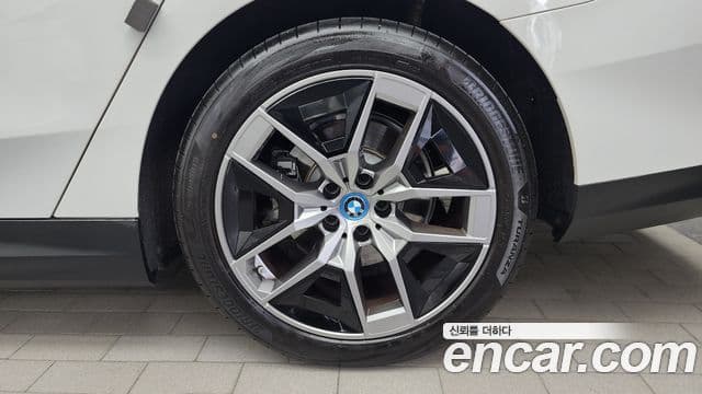 BMW 5 Series 2025 — Photo 1/33