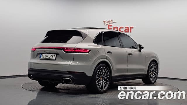 Porsche Cayenne 2022 — ფოტო 2/20