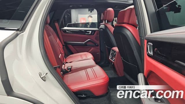 Porsche Cayenne 2022 — ფოტო 11/20
