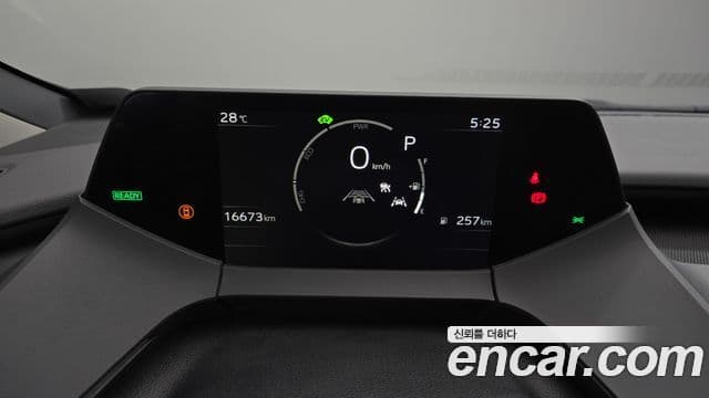Toyota Prius 2024 — ფოტო 8/20
