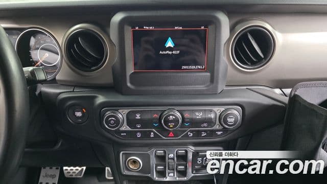 Jeep Wrangler 2020 — ფოტო 14/20