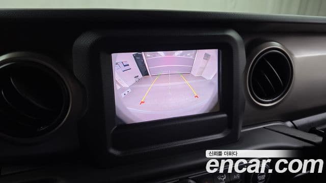 Jeep Wrangler 2020 — ფოტო 16/20