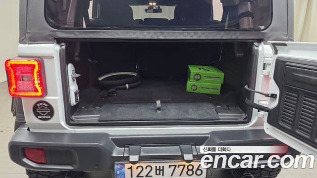 Jeep Wrangler 2020 — ფოტო 17/20