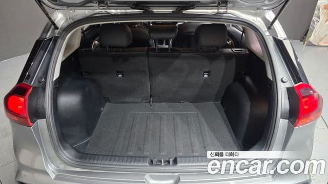 Kia Niro 2021 — ფოტო 19/20