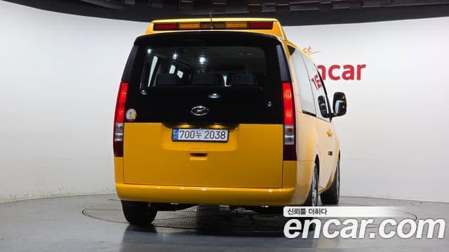 Hyundai Staria 2023 — ფოტო 4/20
