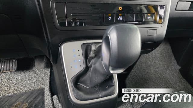 Hyundai Staria 2023 — ფოტო 8/20