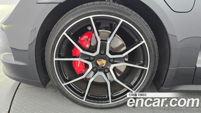 Porsche Taycan 2025 — ფოტო 28/37