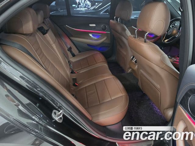 Mercedes-Benz E-Class 2022 — ფოტო 8/18