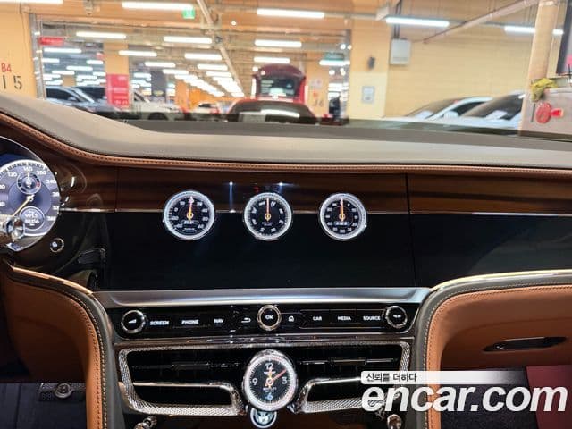 Bentley Flying Spur 2020 — ფოტო 14/20
