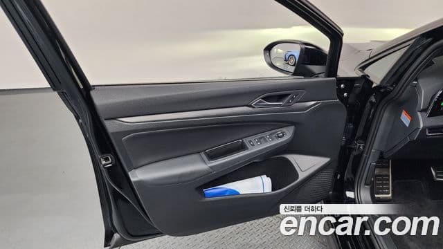 Volkswagen Golf 2025 — Photo 20/34