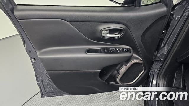 Jeep Renegade 2023 — Photo 22/31
