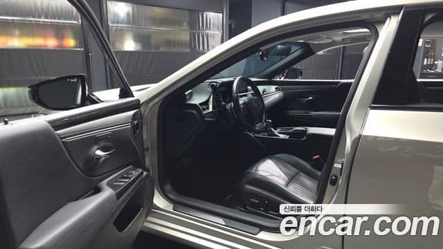 Lexus ES300h 2018 — Şəkil 10/20