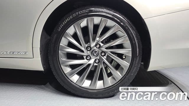 Lexus ES300h 2018 — Şəkil 32/36