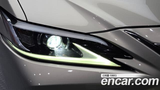 Lexus ES300h 2018 — Şəkil 31/36