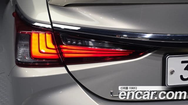Lexus ES300h 2018 — Şəkil 26/36
