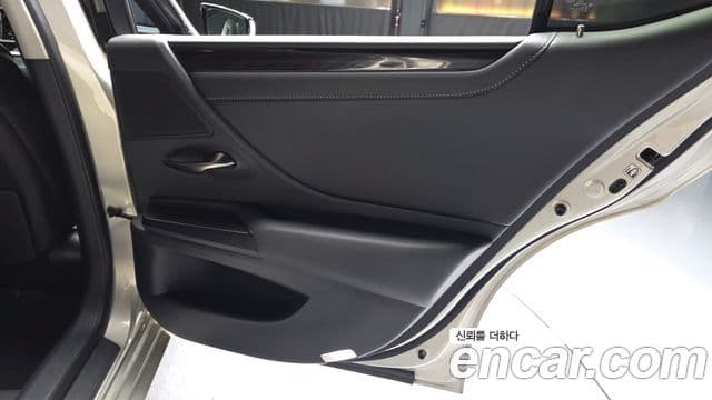 Lexus ES300h 2018 — Şəkil 9/36