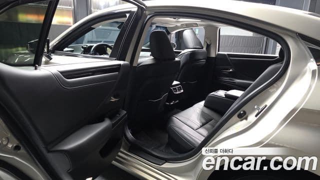 Lexus ES300h 2018 — Şəkil 35/36
