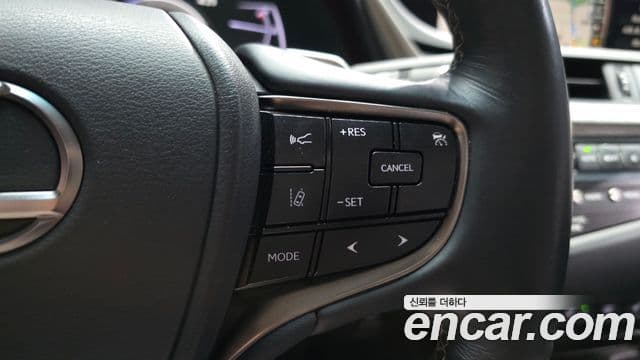 Lexus ES300h 2018 — Şəkil 19/36
