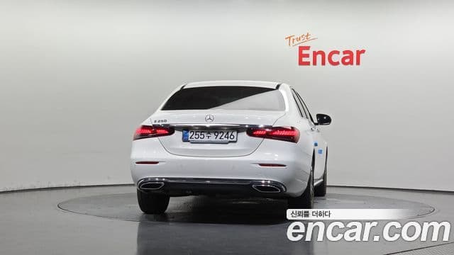Mercedes-Benz E-Class 2023 — ფოტო 4/20