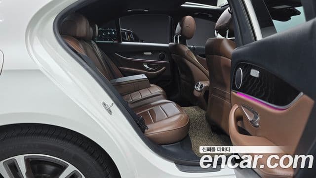 Mercedes-Benz E-Class 2023 — ფოტო 11/20