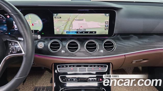 Mercedes-Benz E-Class 2023 — ფოტო 13/20