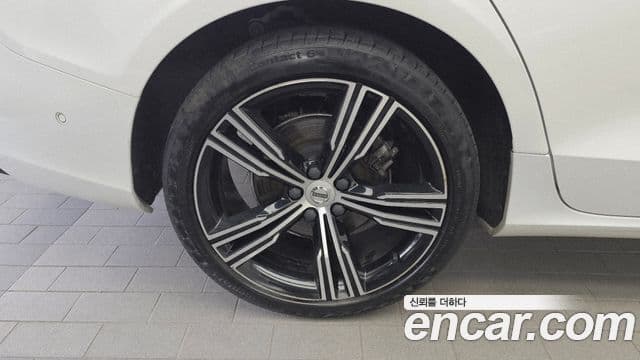Volvo S60 2021 — ფოტო 5/20