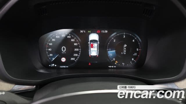 Volvo XC60 2018 — ფოტო 8/20