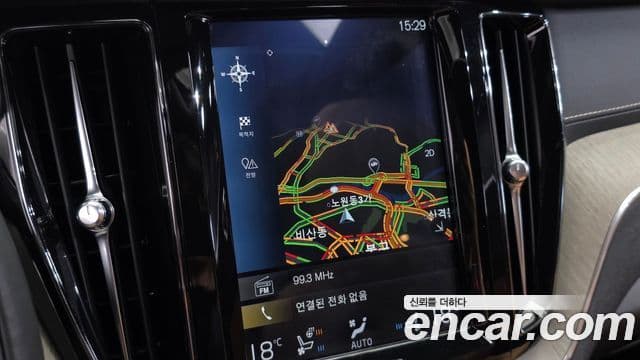 Volvo XC60 2018 — ფოტო 13/20