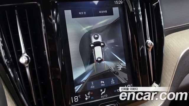 Volvo XC60 2018 — ფოტო 14/20