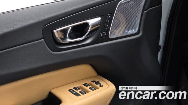 Volvo XC60 2018 — ფოტო 16/20