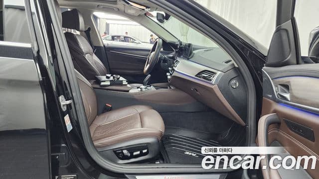 BMW 5 Series 2018 — ფოტო 11/20