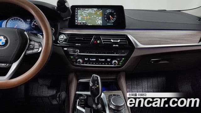 BMW 5 Series 2018 — ფოტო 14/20