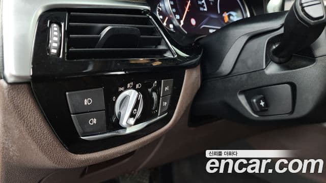 BMW 5 Series 2018 — ფოტო 16/20