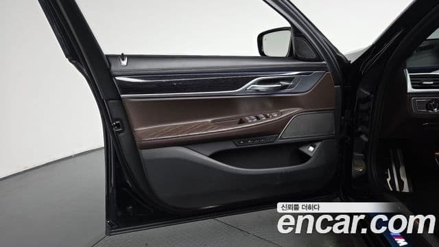 BMW 7 Series 2021 — ფოტო 28/40