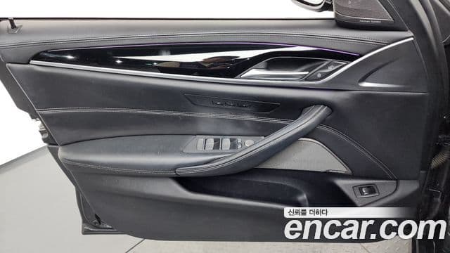 BMW 5 Series 2020 — Photo 20/39
