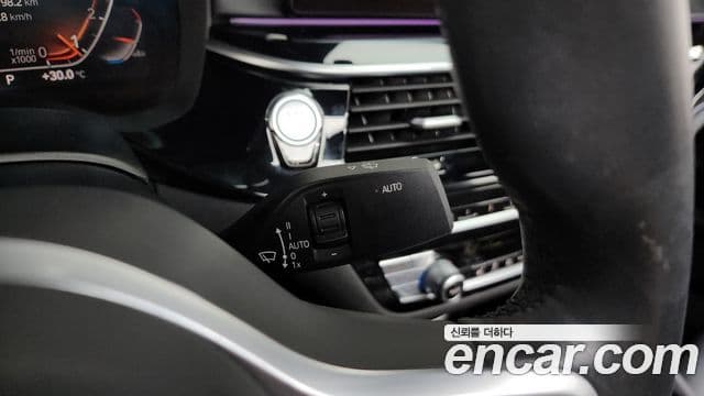 BMW 5 Series 2020 — Photo 11/39