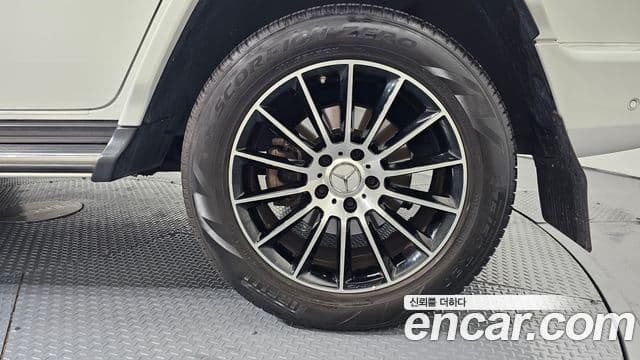 Mercedes-Benz G-Class 2023 — Photo 26/33