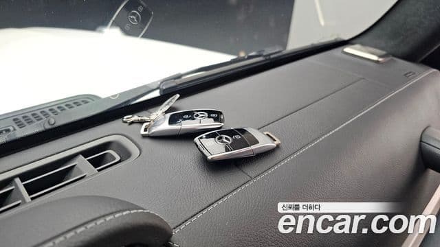 Mercedes-Benz G-Class 2023 — Photo 16/33