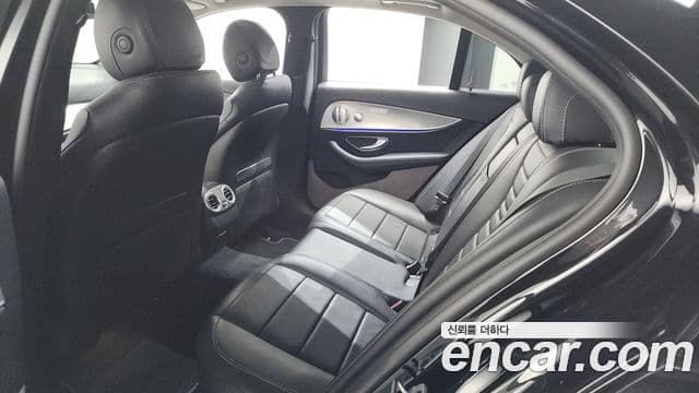 Mercedes-Benz E-Class 2019 — ფოტო 19/20