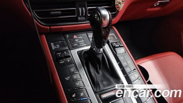 Porsche Macan 2020 — ფოტო 9/20