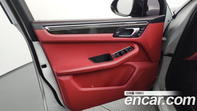 Porsche Macan 2020 — Photo 12/34