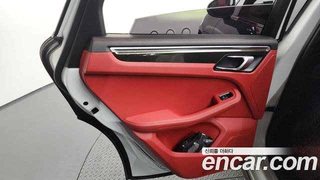 Porsche Macan 2020 — Photo 21/34