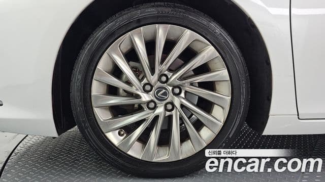 Lexus ES300h 2019 — ფოტო 5/20