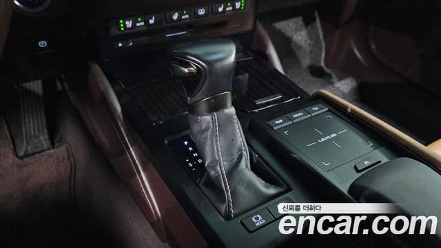Lexus ES300h 2019 — фото 9 из 20